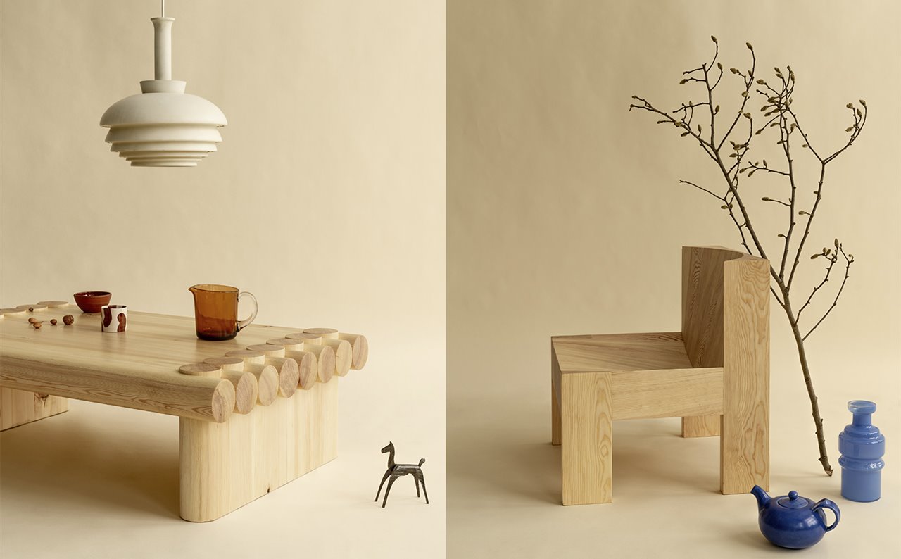 Mesa de centro en madera de pino con diseño del estudio Soft Baroque para Vaarnii usando el ensamblaje tradicional de las casas de madera finlandesas como inspiración. Butaca en madera de pino, de Max Lamb para Vaarnii, con un diseño que excava dos amplias curvas en la madera para el respaldo y el asiento, consiguiendo confort físico y mental.