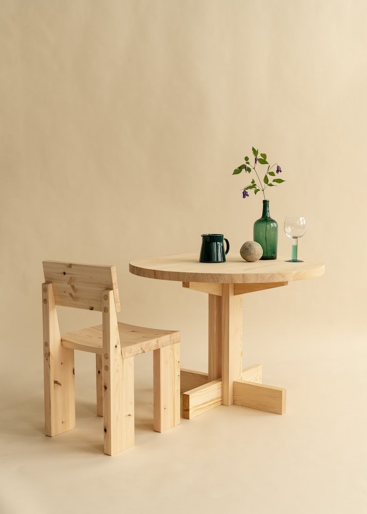 Mesa y silla de comedor, diseño de Fredrik Paulsen para Vaarnii, de madera de pino sin tratar.