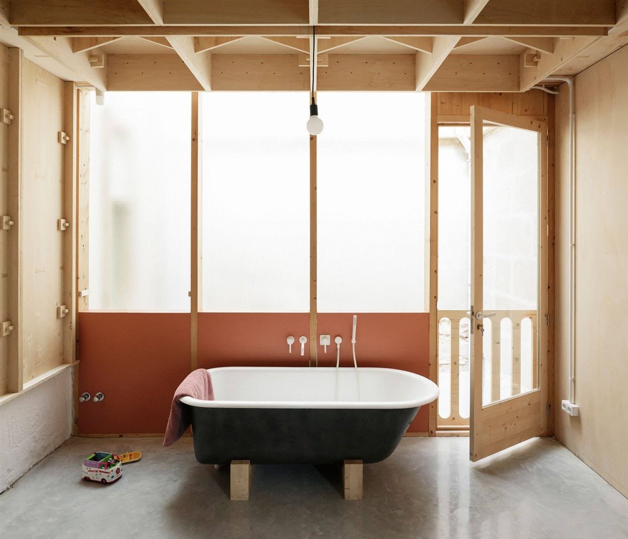 Baño con suelo de cemento pulido de una casa en Mallorca