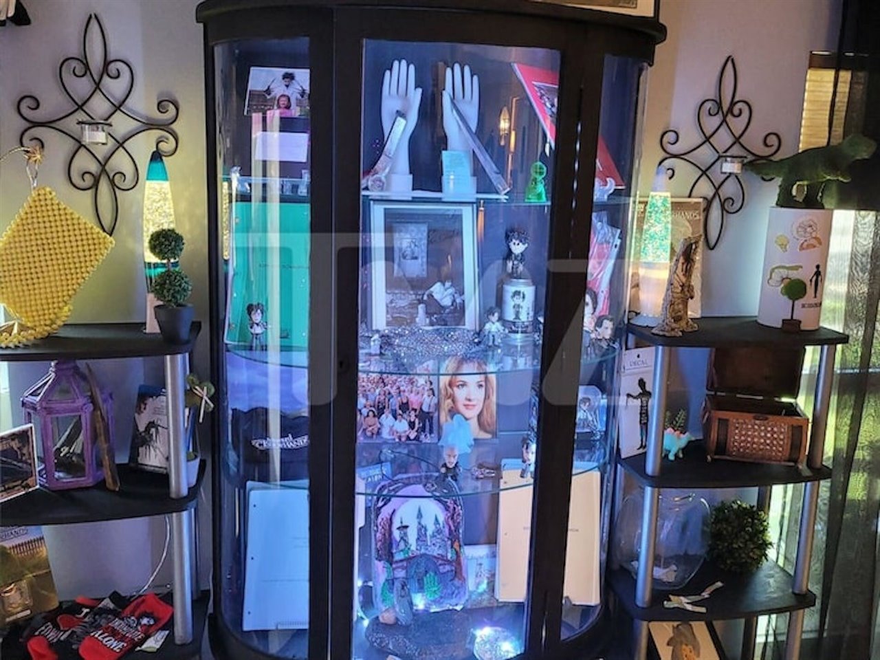 Los objetos mostrados son parte de la colección personal de Joey y donaciones de otros fans.