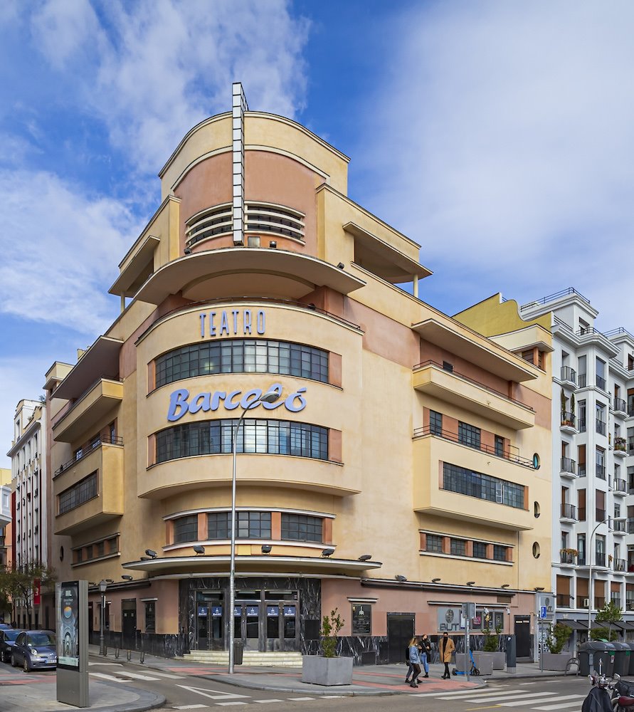El perfil del cine Barceló, obra de Gutiérrez Soto, es inconfundible. El local, que se puso en el punto de mira internacional de la noche madrileña, se ha reinventado.