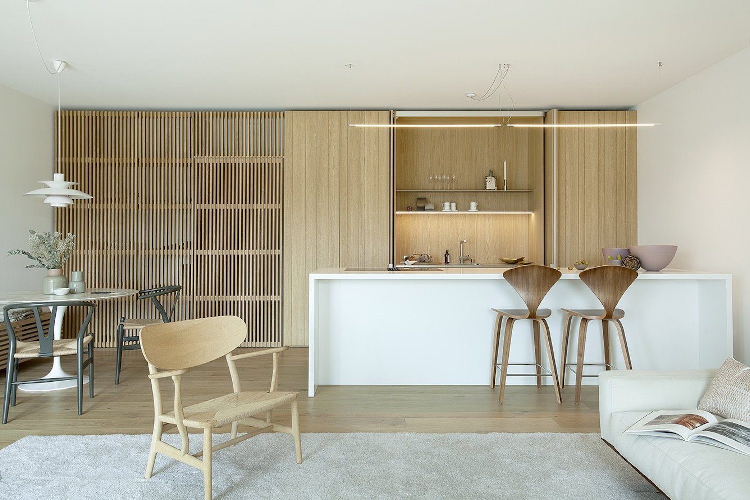 piso-con-decoracion-moderna-en-francia-con-suelos-y-paredes-de-madera-cocina-comedor-y-salon c1b5dab1 1336x891