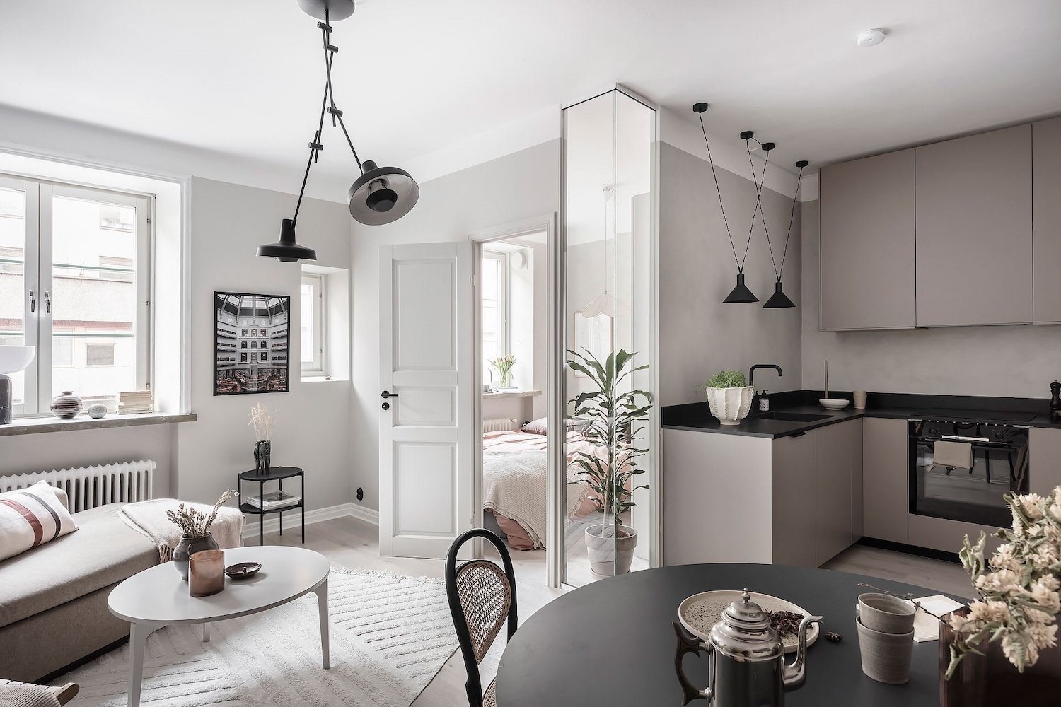 piso-en-estocolmo-con-paredes-en-gris-y-rosa-cocina-comedor-salon-mesa-redonda 6cd07c92 1920x1280