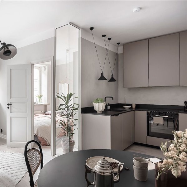 piso-en-estocolmo-con-paredes-en-gris-y-rosa-cocina-comedor-salon-mesa-redonda 6cd07c92 1920x1280