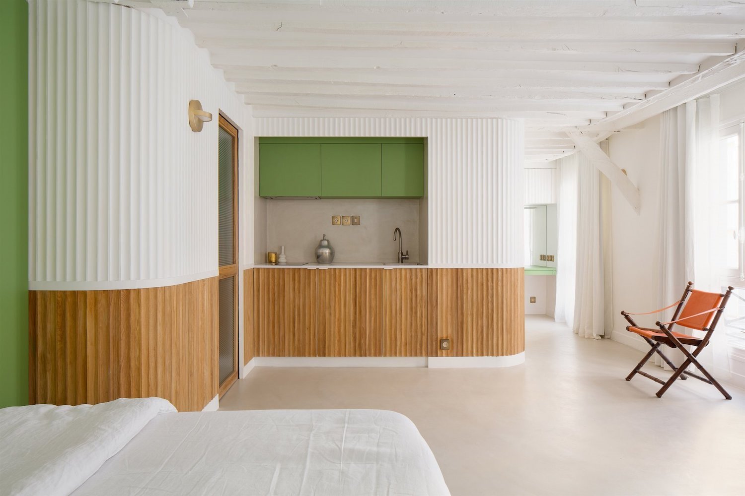 piso-reformado-en-paris-con-techos-con-vigas-cocina c2594221 2000x1333