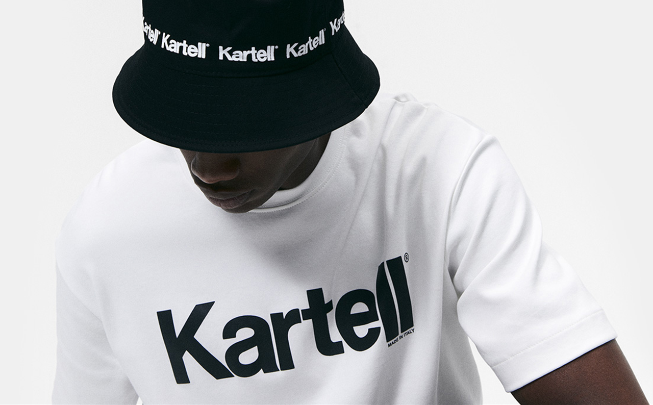 La propuesta 'Kartell + ZARA' incluye camisetas, sudaderas, un sombrero buckett, chaqueta y joggers con el logo de la firma de mobiliario. 