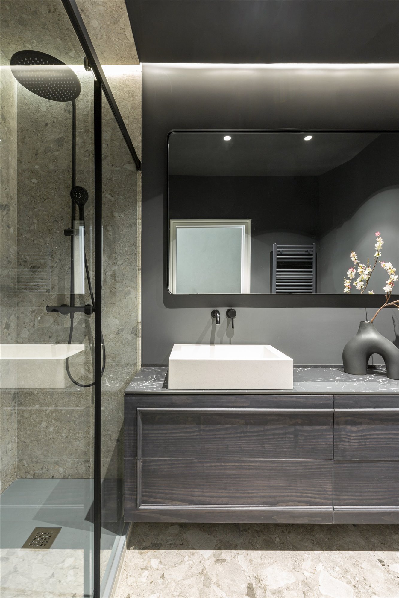 baño pared gris antracita