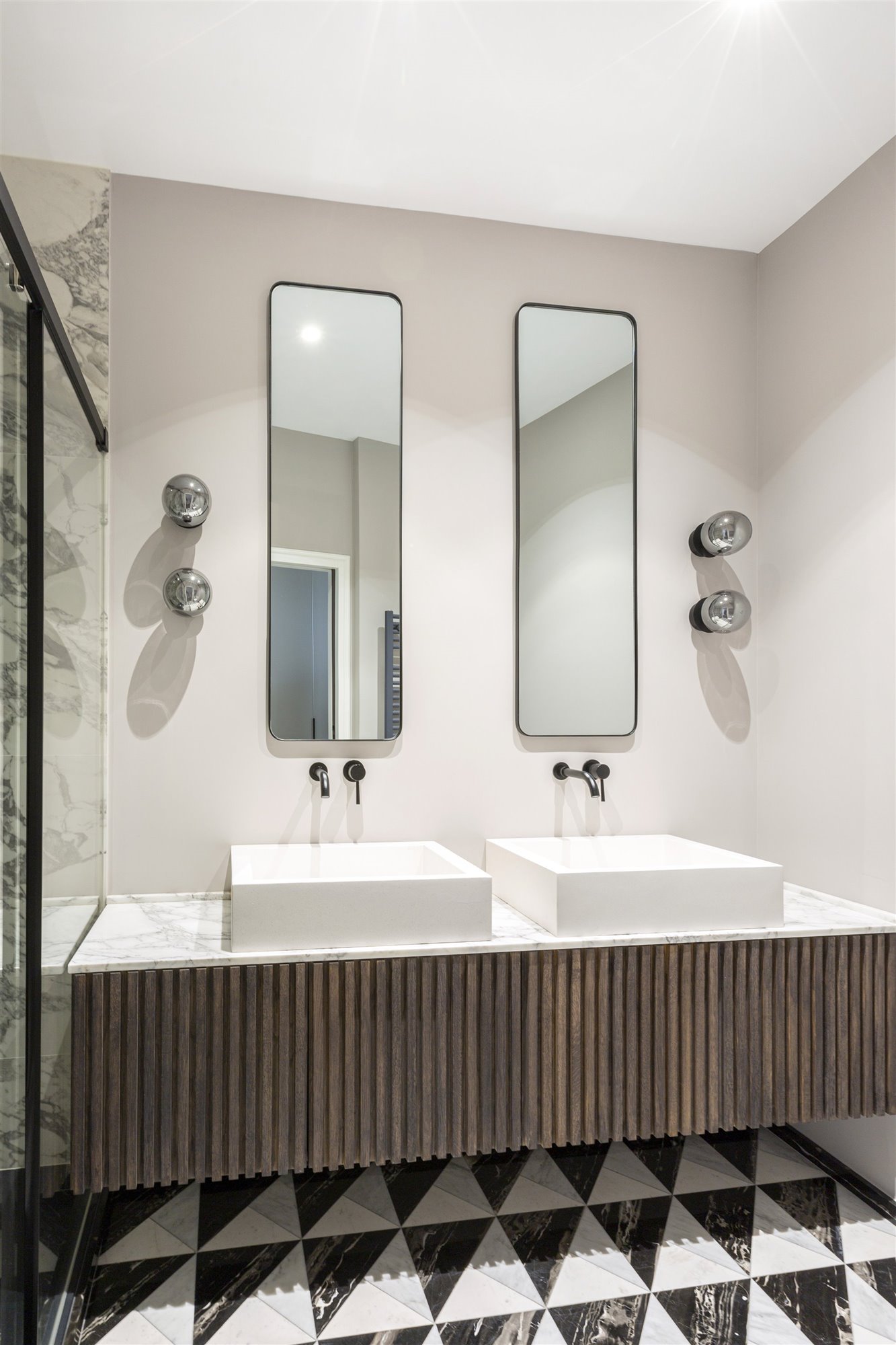 baño suelo triángulos