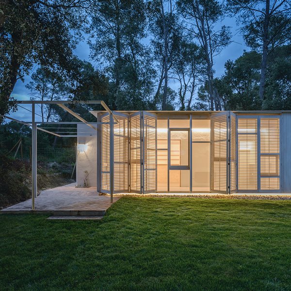 Una casa prefabricada de madera en el bosque para un retiro sostenible
