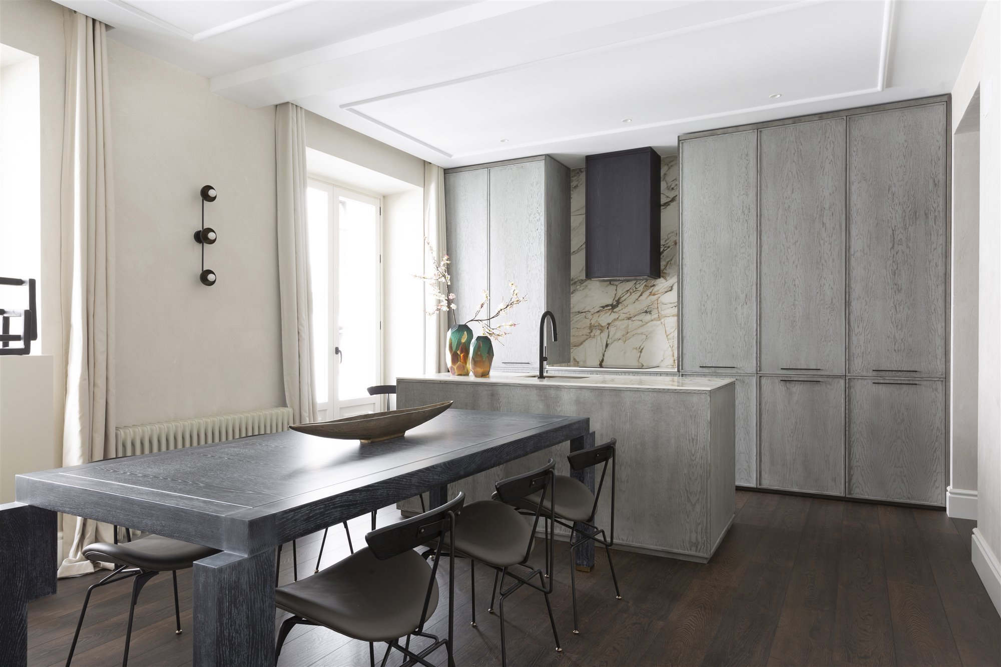 cocina con isla en color gris