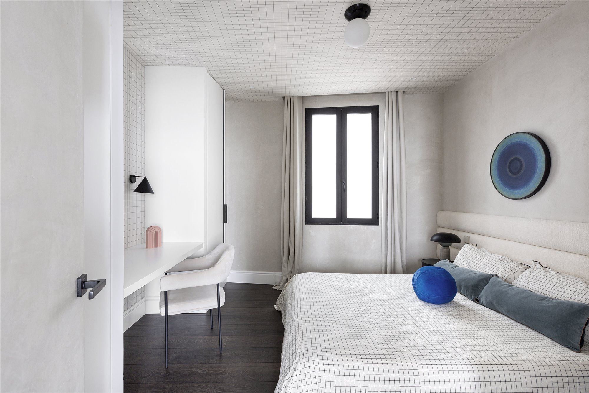 dormitorio colcha cuadros blancos cojines azules