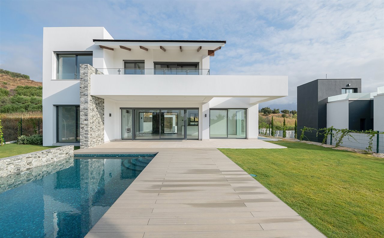 La casa, con una superficie de 222 metros cuadrados, está orientada al sur, lo que le permite reducir considerablemente la demanda de calefacción.