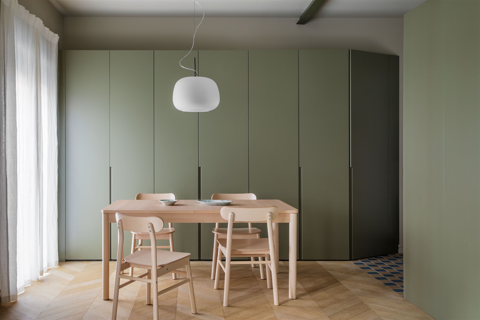 comedor del salón con armario verde