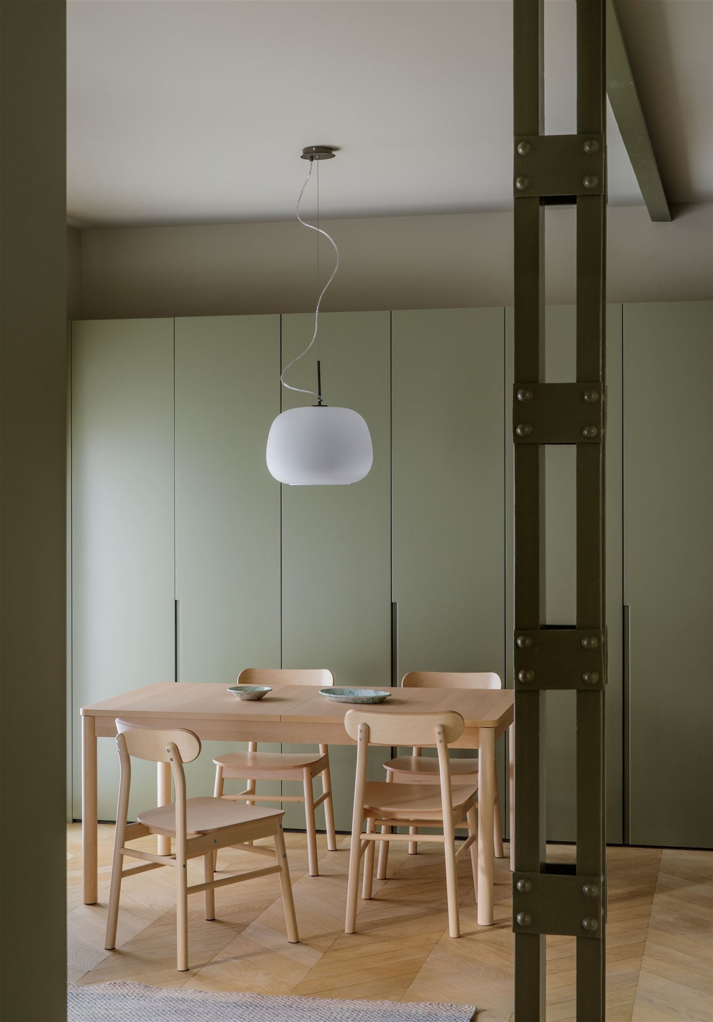 comedor de madera con viga vista firmado por Estudio Reciente