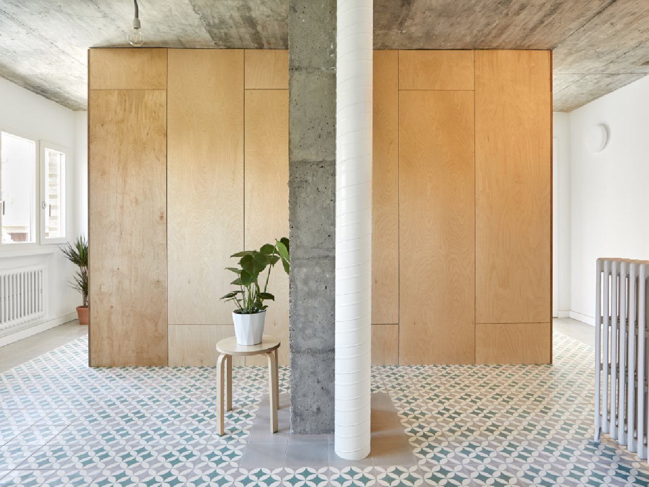 salon con suelo hidraulico radiador columna de hormigon y estructura de madera