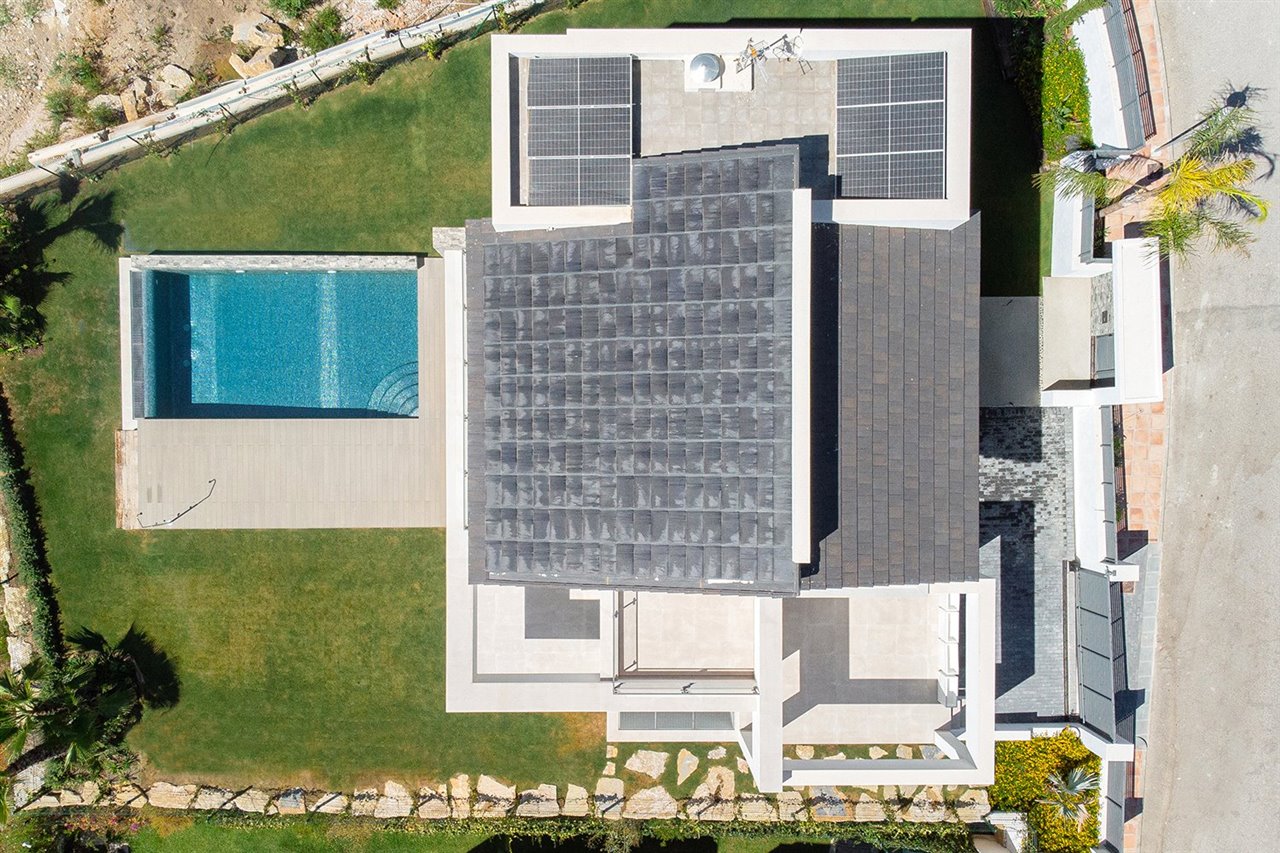 Villa Suasana cuenta con tejas fotovoltaicas en el faldón sur de la cubierta inclinada, así como paneles fotovoltaicos que permiten una generación de energía fotovoltaica de 17 MWh/ año.