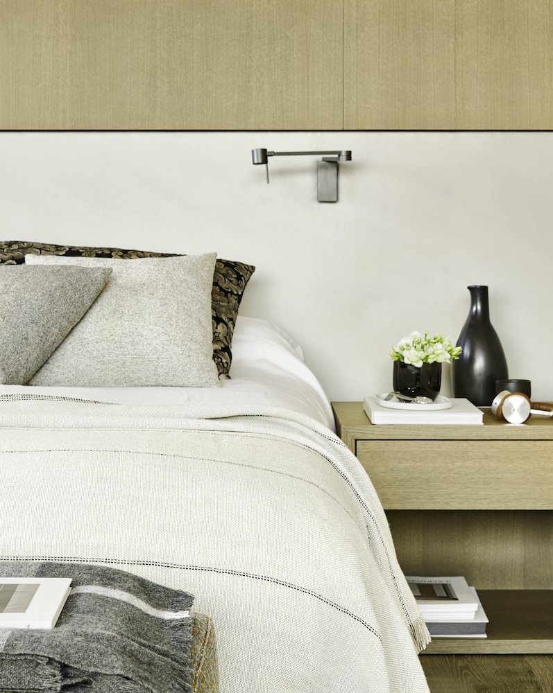 Cama hecha con ropa de cama natural de color blanco