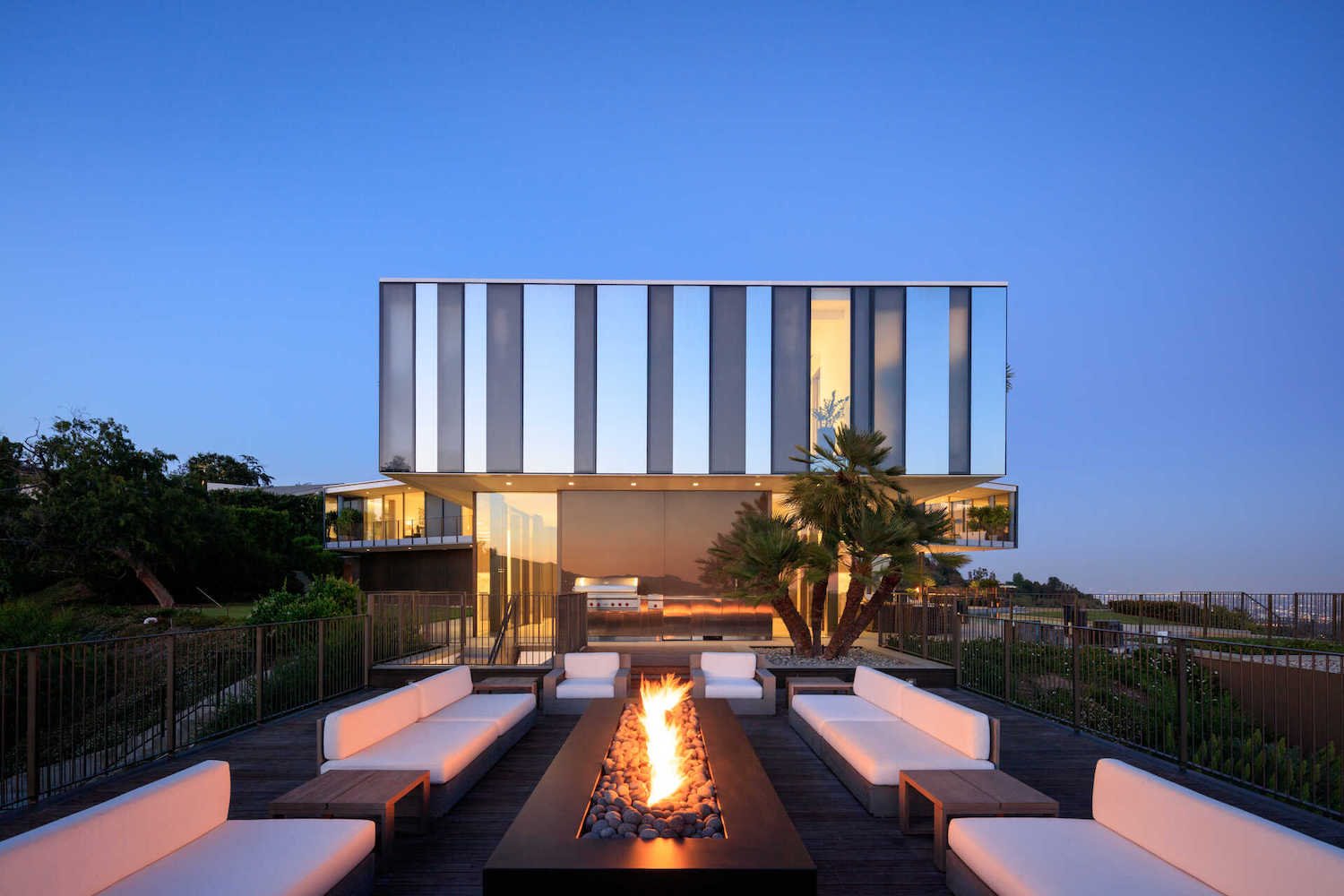 Casa Orum donde Beyonce ha rodado nuevo anuncio para Tiffany terraza con chimenea moderna