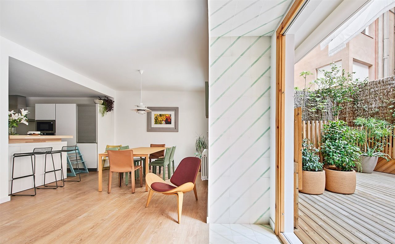 Comedor y zona de office de cocina de The Hall Studio