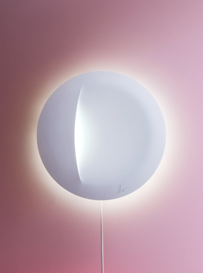 La primera colaboración de la diseñadora con Ikea fue esta lámpara que cambia el ambiente de cualquier espacio a través de sus cinco colores.