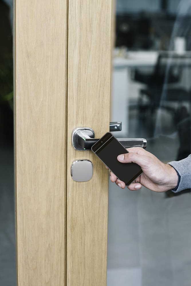 premios design europe 2021 cerradura inteligente Aperio H100 EURO Close Phone HR (1)