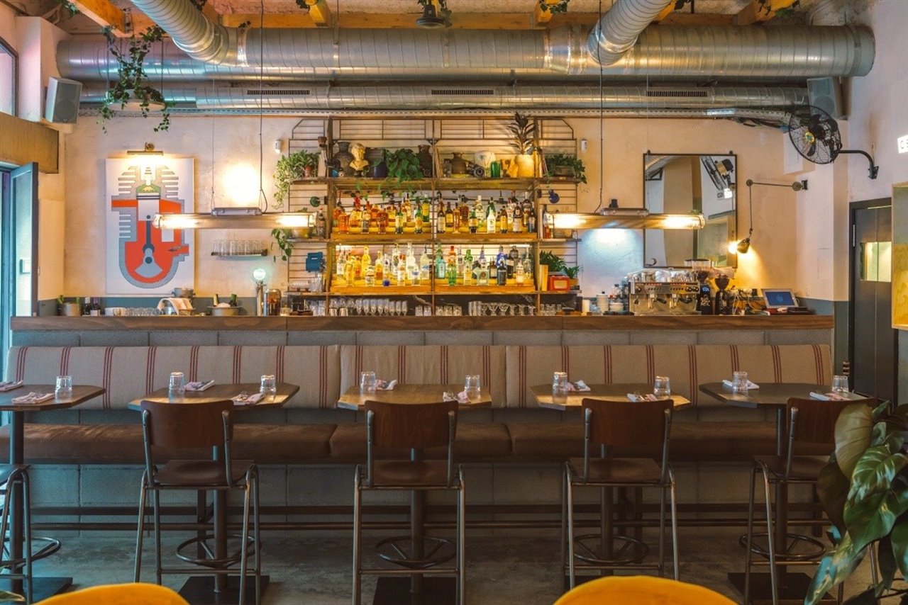 Desde cualquier parte del restaurante se puede ver la barra de bar desde la que el personal prepara las bebidas y por donde salen los platos, lo que hace la experiencia todavía más completa.