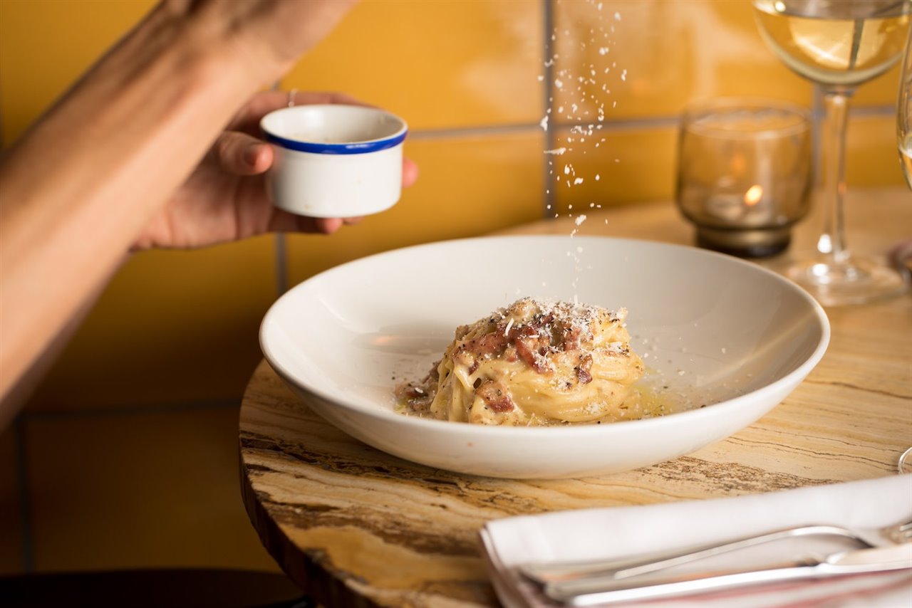 Sus espaguetis carbonara con guanciale, parmigiano reggiano 36 meses, pecorino y huevo son un clásico de la casa.