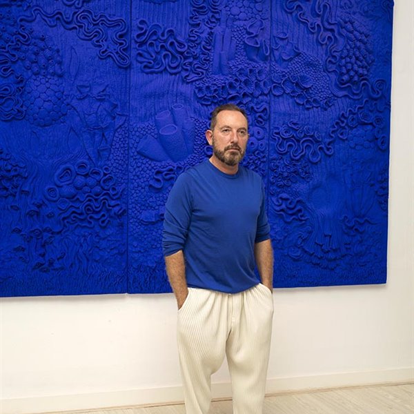 El diseñador Lázaro Rosa-Violán tiñe Barcelona de azul añil