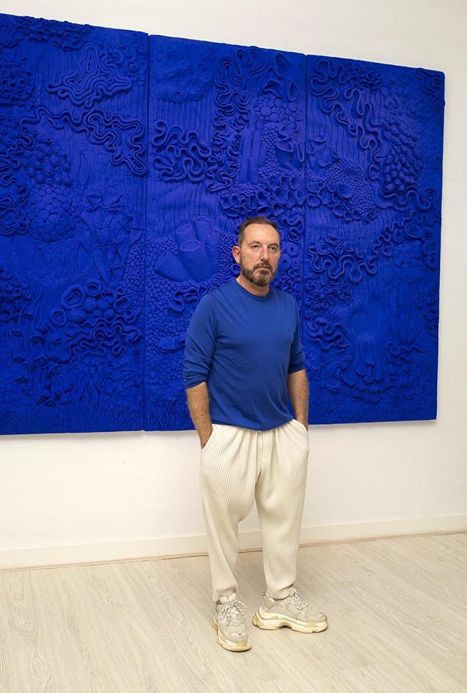 Lázaro reivindica el arte decorativo, el arte cuya finalidad es generar placer a quién lo mira, sin más pretensión que la de agradar.