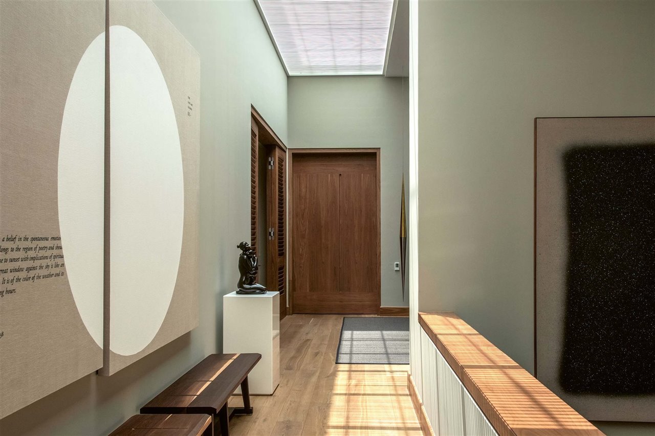 Sus construcciones se distinguen por sus alturas inmensas, sus pasillos majestuosos y sus enormes ventanas, con las que se enaltece la luz natural.