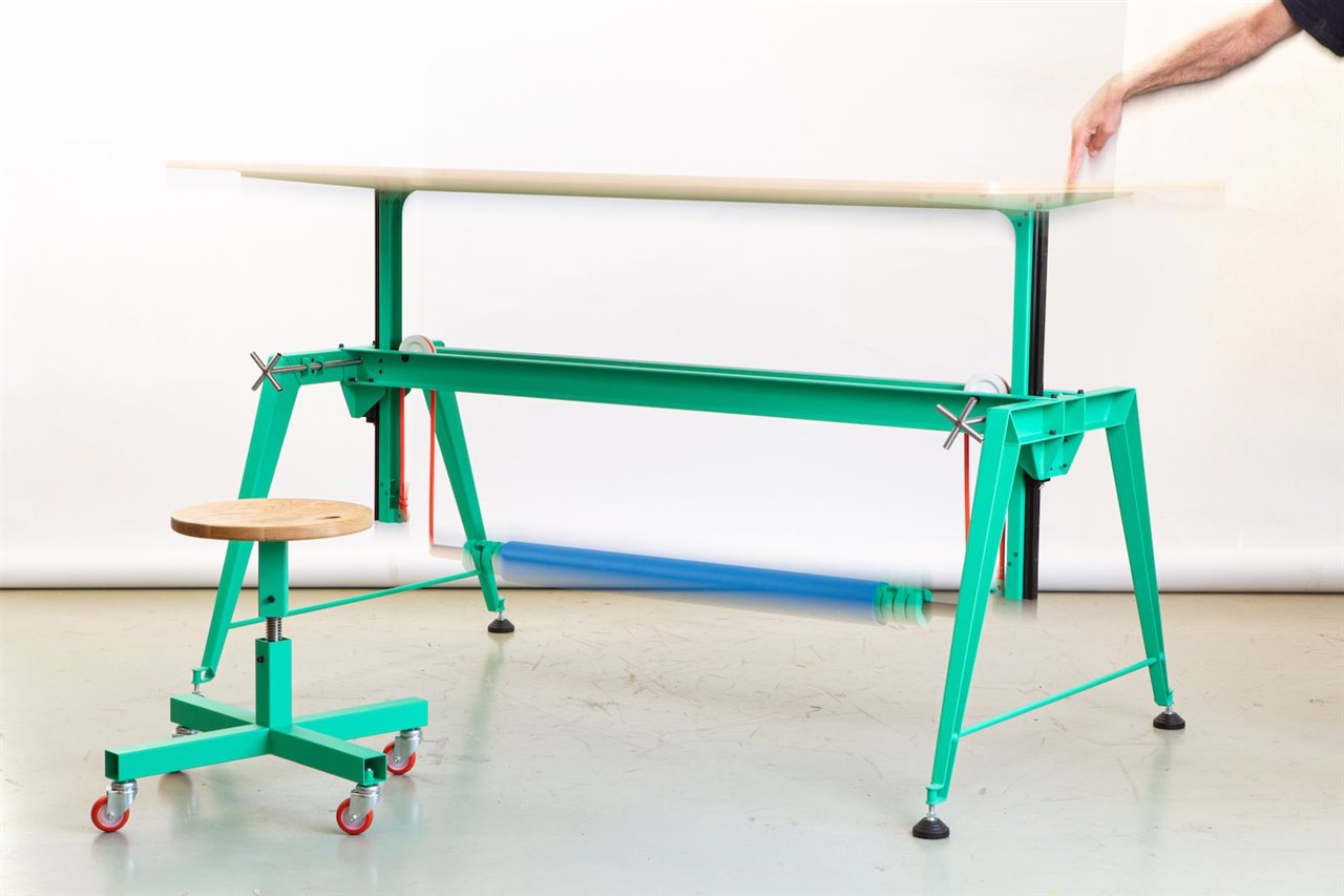 'A Simple Machine' de HeijltjesAkkaya, mesa y asiento para trabajar de pie o sentado que se activa con un rápido gesto.