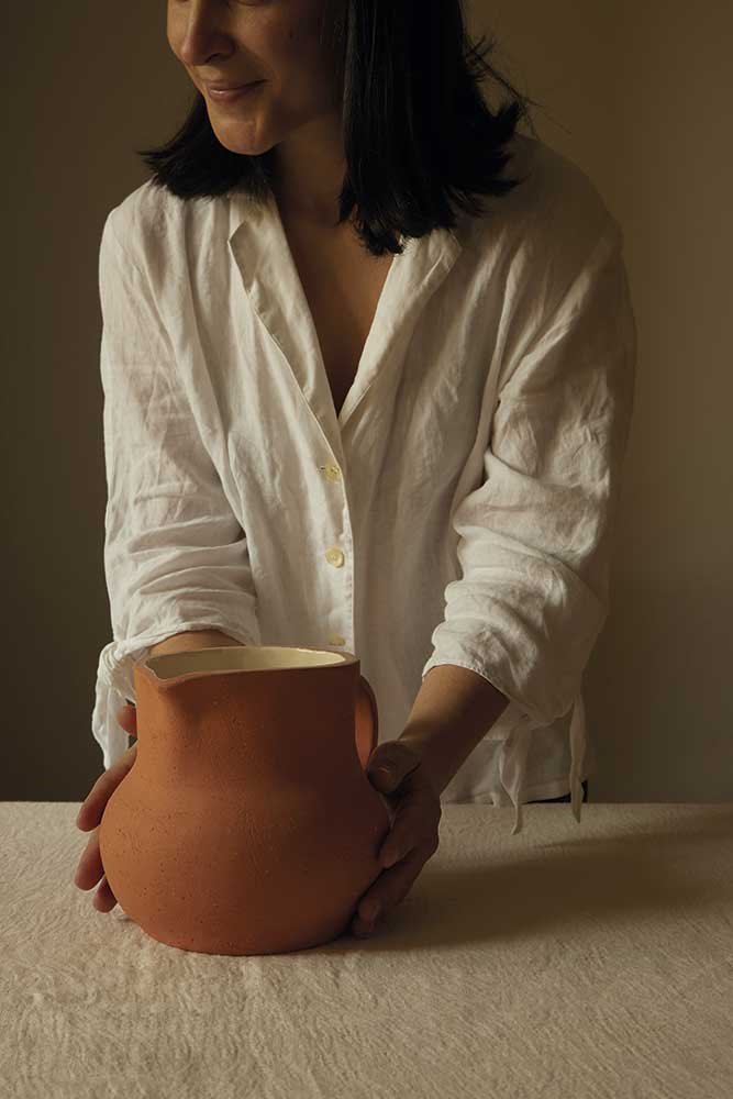 La fotógrafa Sonia Pueche ha convertido la artesanía en su nuevo vehículo de expresión y ha fundado, junto a Jaime Mato, el taller de creación artesanal Época Ceramics. 