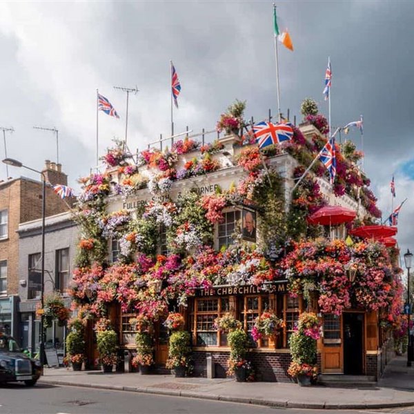 Pub The Churchill Arms con flores en Londres