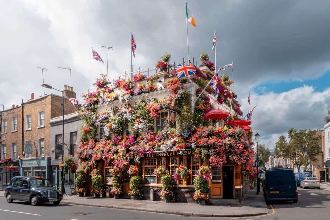Pub The Churchill Arms con flores en Londres