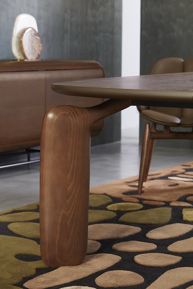 Carnosas y maleables, cada pata de la mesa parece un ser animado extendiendo sus tentáculos hacia el centro de esta.