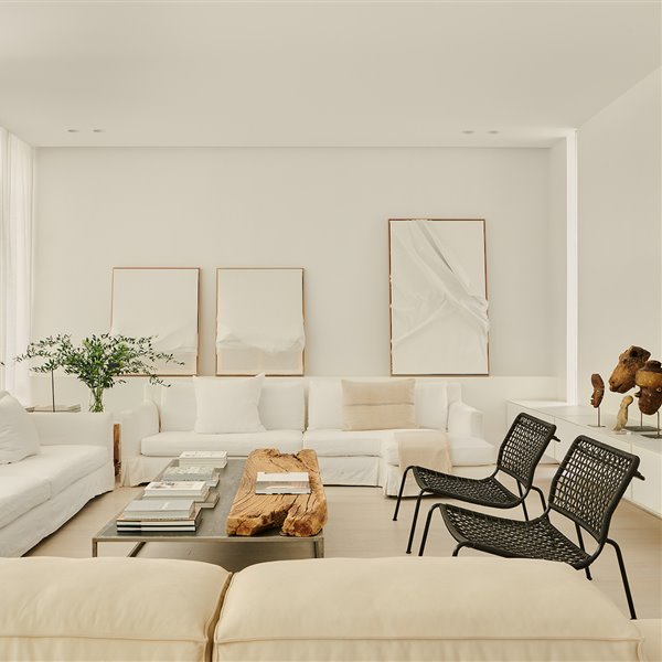 Casa Silencio diseñada por Lorna de Santos en Madrid salón blanco