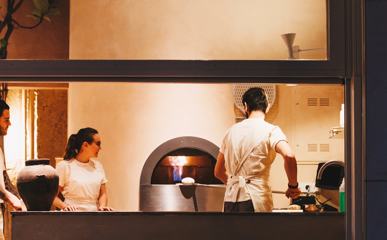 El horno de leña protagoniza uno de los rincones de la sala.