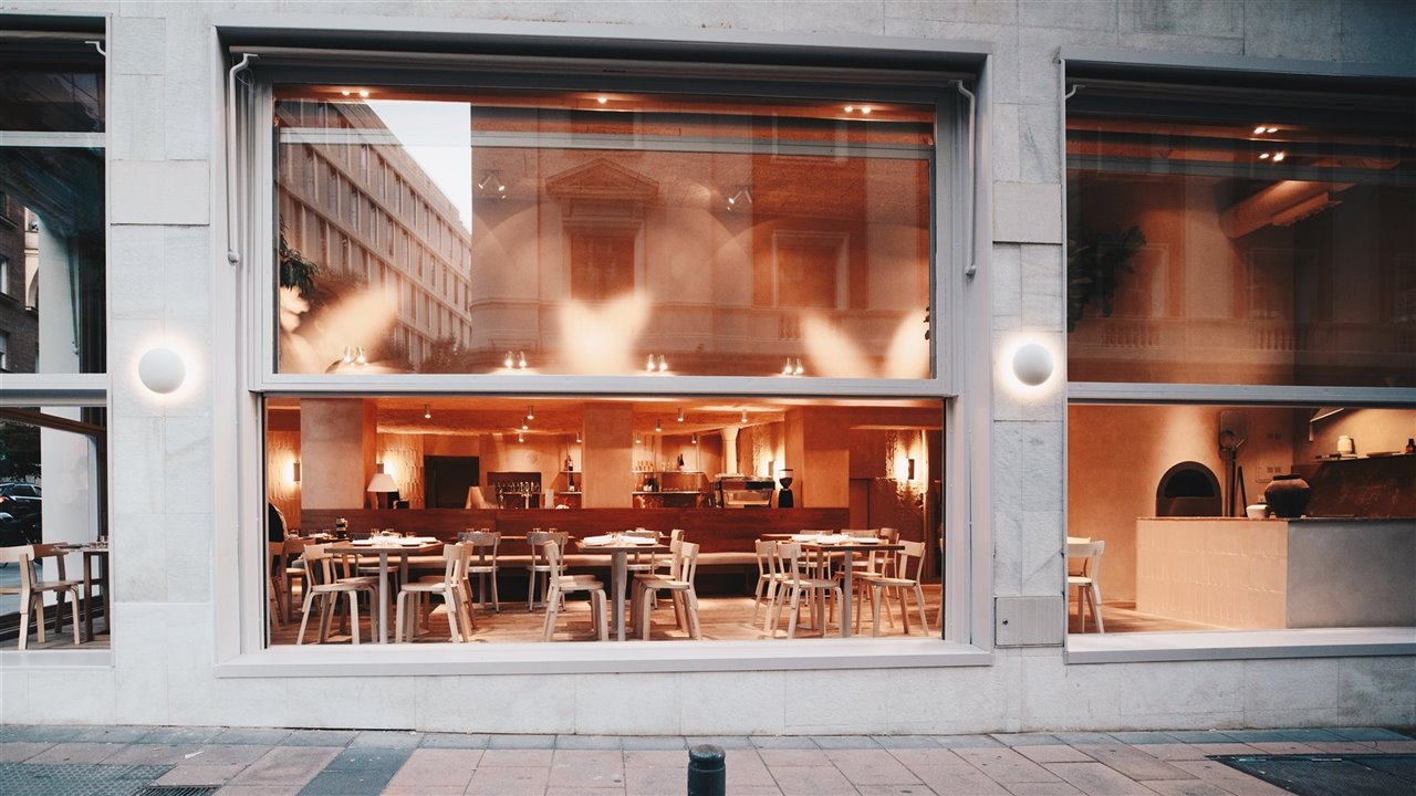 El nuevo restaurante se ubica dentro de un edificio del arquitecto madrileño Gutiérrez Soto.