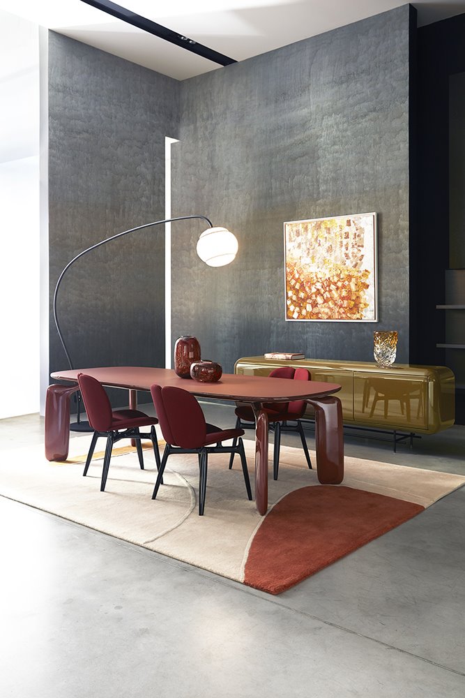 En la imagen, la versión de la mesa lacada en burdeos Jaipur, con sobre de Fenix®.