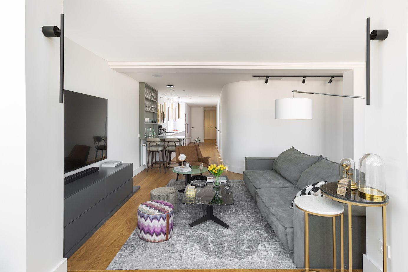 salón con cocina integrada sofá y alfombra gris