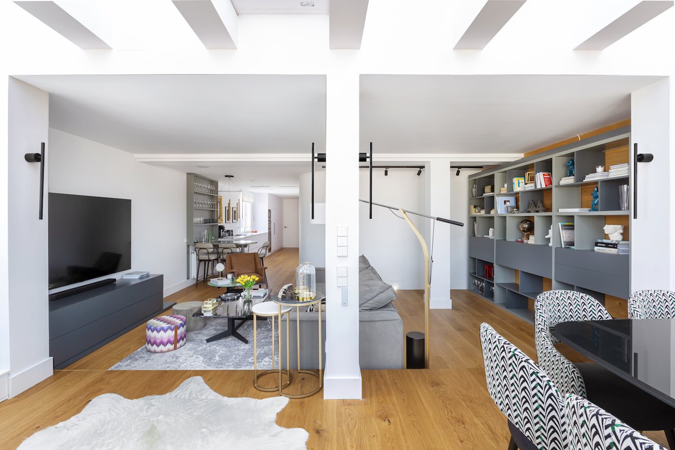 1. salón con columna cocina en pasillo muebles grises