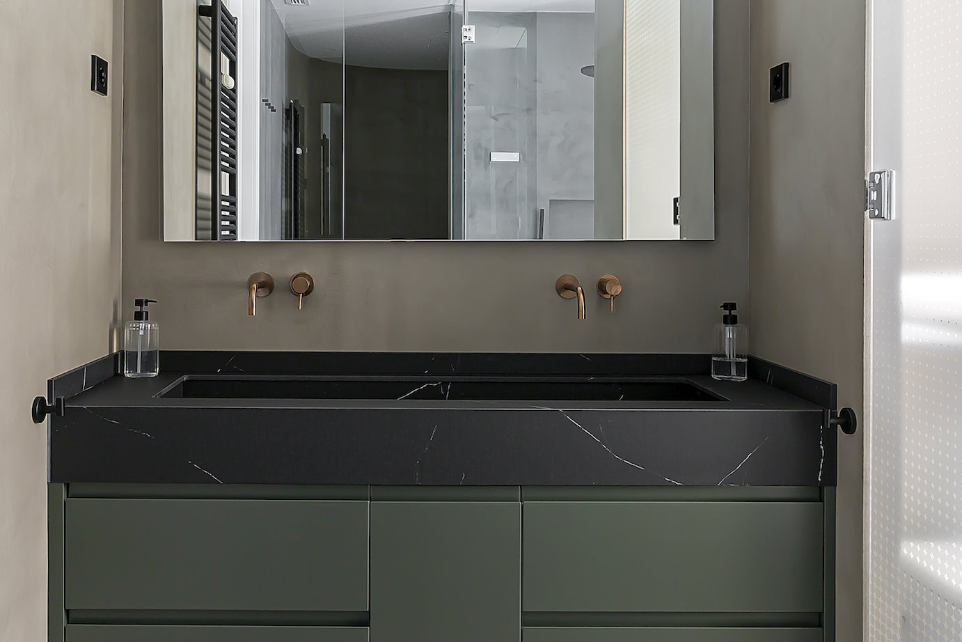 0 baño principal negro y verde grifos dorados.  baño principal negro y verde grifos dorados