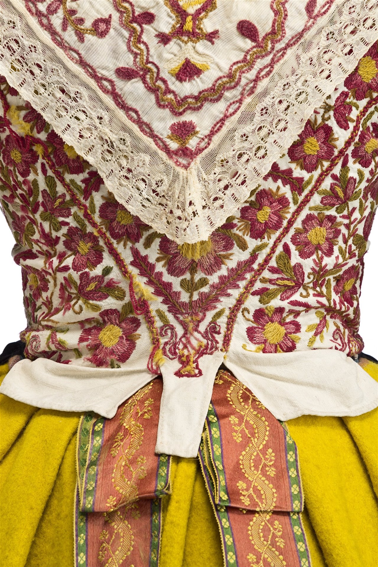 Traje festivo de 1870, rico y muy colorido, cuyos bordados con lanas de colores son característicos de la escuela de bordado de Zamora, en concreto del Alfoz de Toro. 
