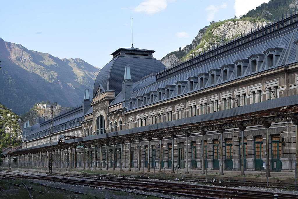 fachada de la estación de canfranc
