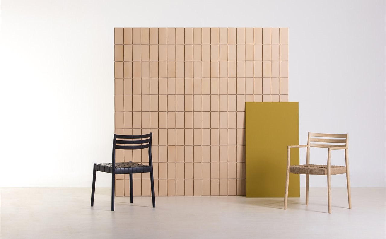 Bogart reinterpreta el arquetipo de la silla mediterránea por excelencia, con su simplicidad formal y su asiento trenzado.