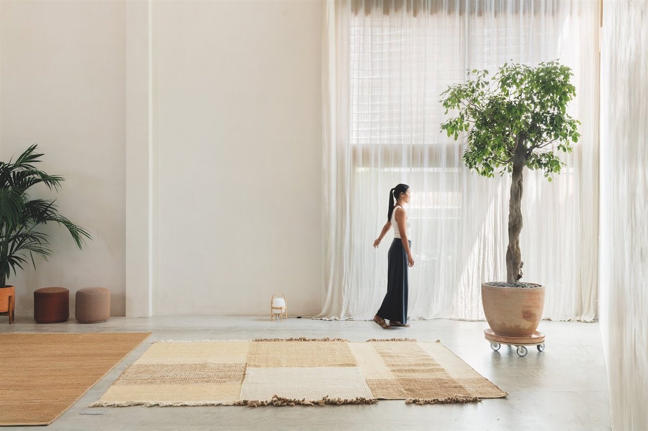 Con más de ocho metros de altura, la parte acústica se convirtió en un reto. “Lo resolvimos con unas cortinas que tienen prácticamente la misma altura, y con unas alfombras de Nanimarquina realizadas con tejidos naturales con una función decorativa y práctica”, comenta Fabien Mollet-Viéville, marido de Xuan Lan. Pufs de Nanimarquina.