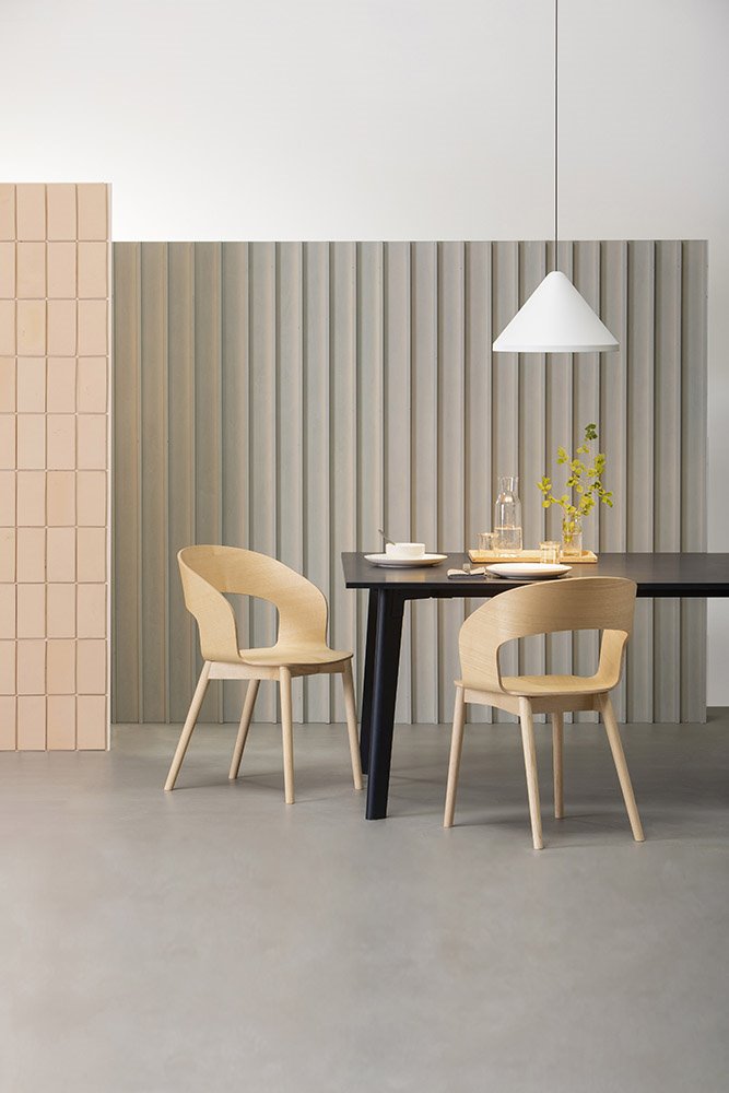 Goose, otra de las novedades de Vergés, es una colección de sillas de líneas fluidas que se caracterizan por una única lámina de madera contrachapada que se curva para formar el asiento y el respaldo.
