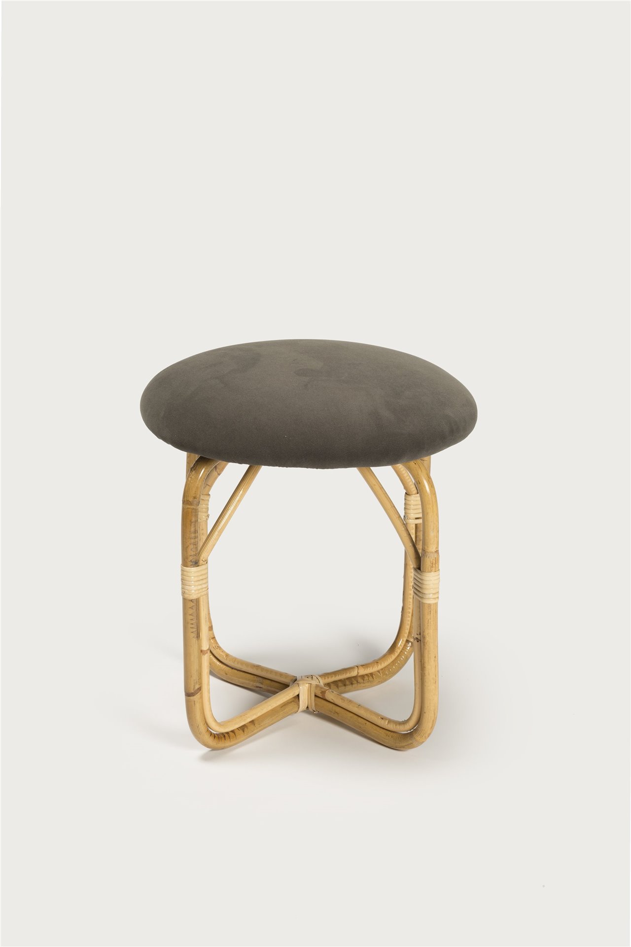 Taburete bajo, elaborado en ratán natural y tapizado en terciopelo gris, de la colección Room que lanza al mercado el sello Trenat en colaboración con el emblemático diseñador barcelonés.