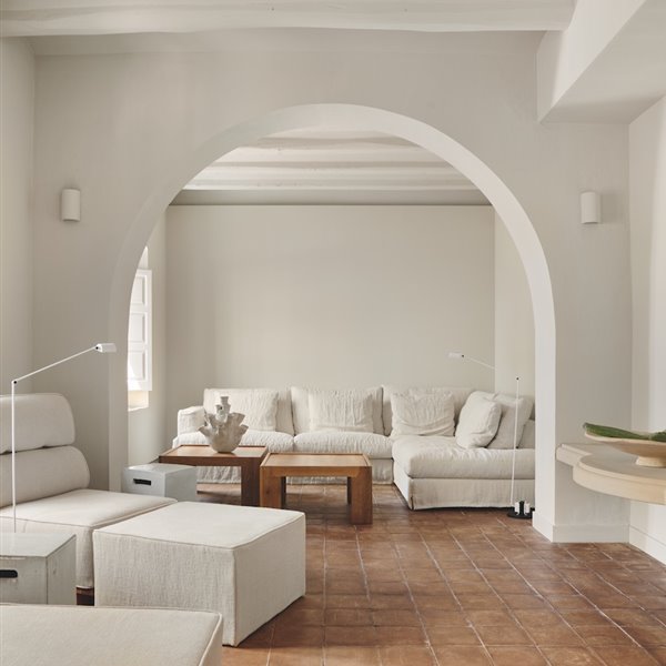 El minimalismo cómodo de una casa sin cortinas en la Costa Brava