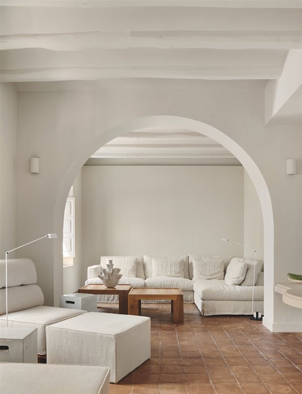 El minimalismo cómodo de una casa sin cortinas en la Costa Brava